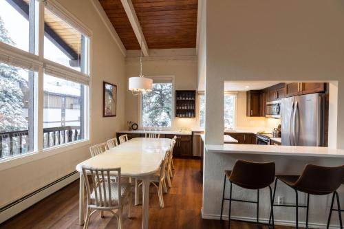 una cucina e una sala da pranzo con tavolo e sedie di Vorlaufer by Vail Realty a Vail