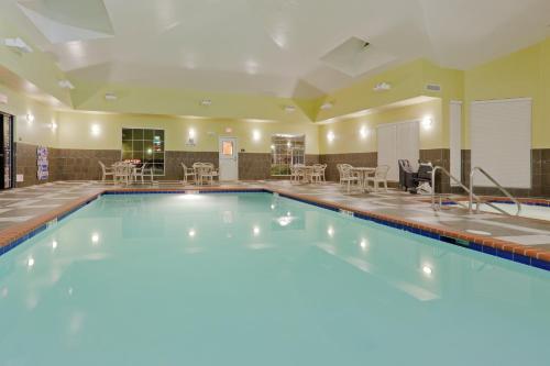 בריכת השחייה שנמצאת ב-Staybridge Suites Rocklin - Roseville Area, an IHG Hotel או באזור