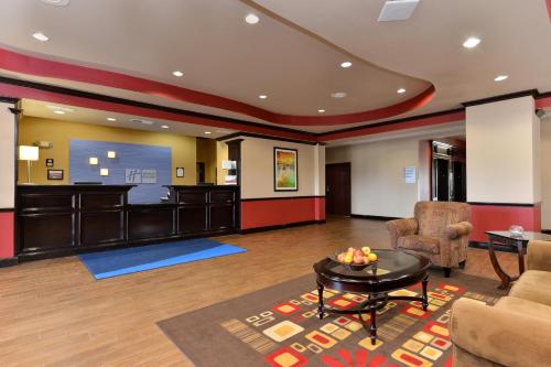 Ruang duduk di Holiday Inn Express Hotel & Suites Sherman Highway 75 by IHG