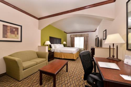 Ruang duduk di Holiday Inn Express Hotel & Suites Sherman Highway 75 by IHG