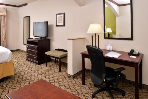 Katil atau katil-katil dalam bilik di Holiday Inn Express Hotel & Suites Sherman Highway 75 by IHG