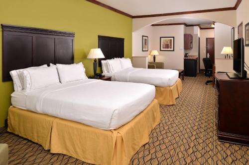 Katil atau katil-katil dalam bilik di Holiday Inn Express Hotel & Suites Sherman Highway 75 by IHG