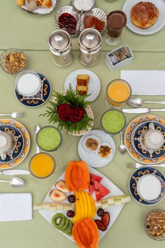 een tafel met veel borden eten erop bij Villa Casato Residenza Boutique in Campos do Jordão