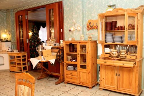 Příslušenství pro přípravu čaje a kávy v ubytování Landgasthof Zur Goldenen Aue