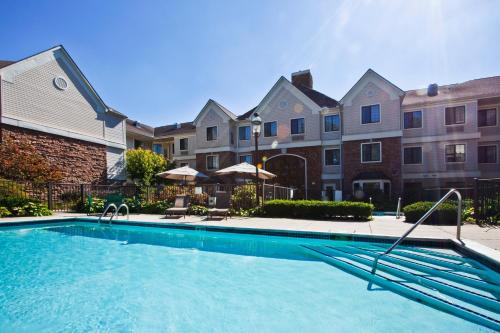 Swimming pool sa o malapit sa Staybridge Suites Detroit-Utica, an IHG Hotel