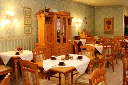 Um restaurante ou outro lugar para comer em Landgasthof Zur Goldenen Aue