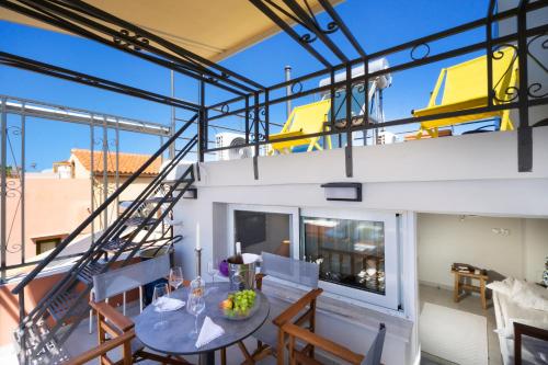 - Vistas a una habitación con mesa y sillas en Kallinikou Residence - private parking on demand -, en La Canea