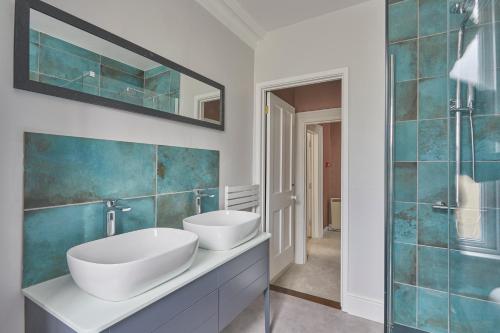 a bathroom with two sinks and a mirror at Superhost UK, FREE Parking, Fireplace, Bath City Center Luxury Maisonette! in Bath