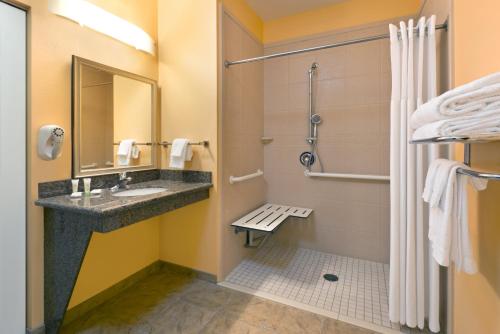 uma casa de banho com um lavatório e um chuveiro em Staybridge Suites Tucson Airport, an IHG Hotel em Tucson