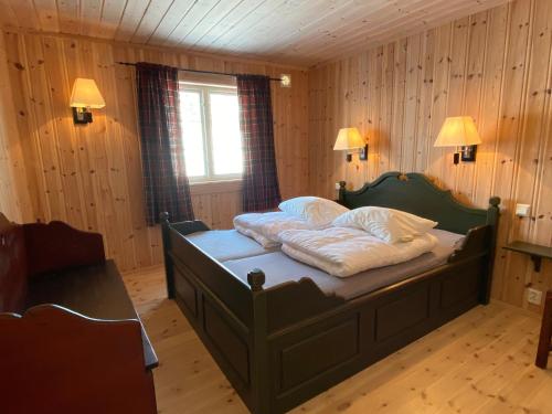 En eller flere senger på et rom på Løstegård Hytter