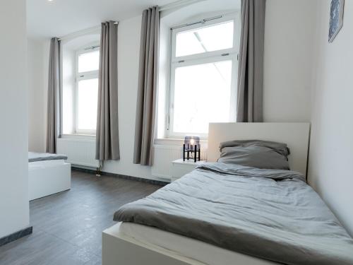 A bed or beds in a room at Moderne City Appartments im Stadtzentrum