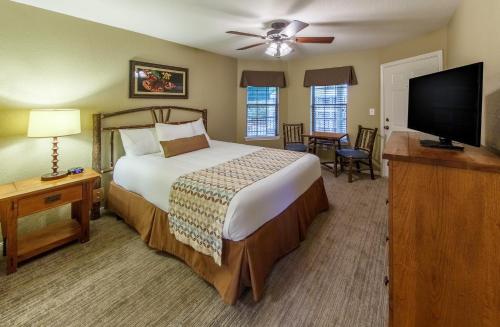 Vuode tai vuoteita majoituspaikassa Holiday Inn Club Vacations Piney Shores Resort at Lake Conroe