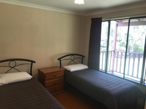 Katil atau katil-katil dalam bilik di Tinglewood Cabins