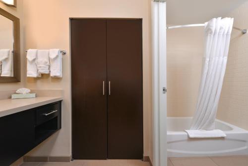 een badkamer met een douche en een bad bij Staybridge Suites Merrillville, an IHG Hotel in Merrillville