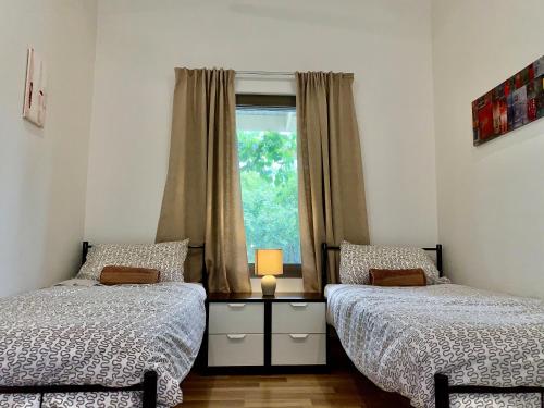 Un pat sau paturi într-o cameră la The Grape and Olive at Willunga