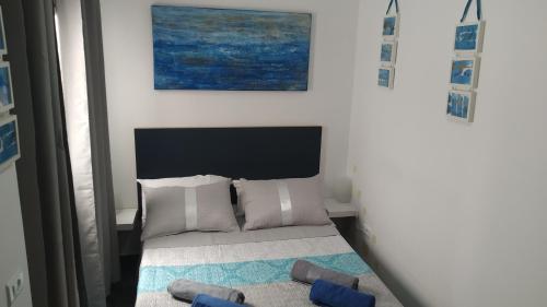 - une chambre avec un lit orné d'une peinture murale dans l'établissement Sunshine & Burrero Beach Vacation, à Playa del Burrero
