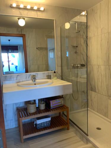 un bagno con lavandino e doccia in vetro di Apartamento en Magnifico Resort - Parque Botanico a Estepona