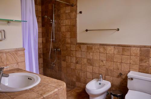 y baño con lavabo, aseo y ducha. en Hotel Casablanca CHIPIPE en Salinas