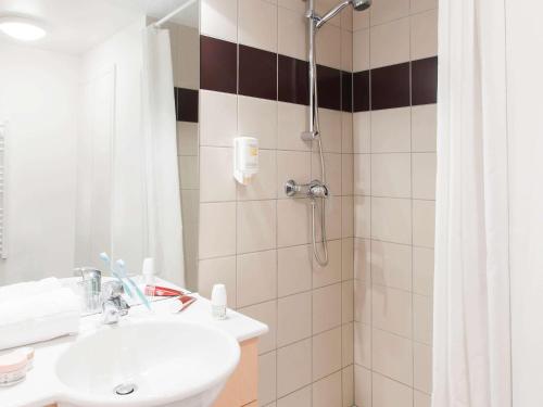 Ett badrum på Aparthotel Adagio Access Saint Louis Bâle