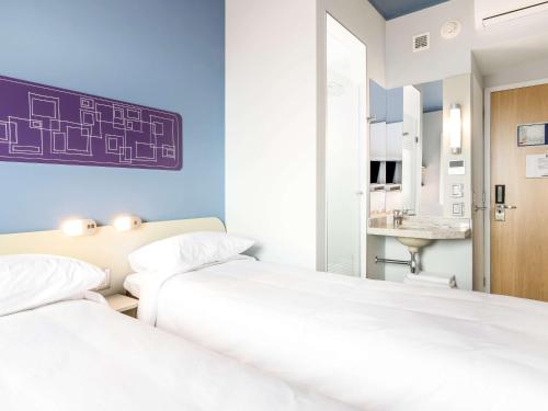 Una cama o camas en una habitación de ibis budget Iquique