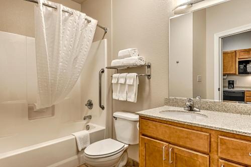 y baño con aseo, lavabo y bañera. en Candlewood Suites Oak Harbor, an IHG Hotel, en Oak Harbor