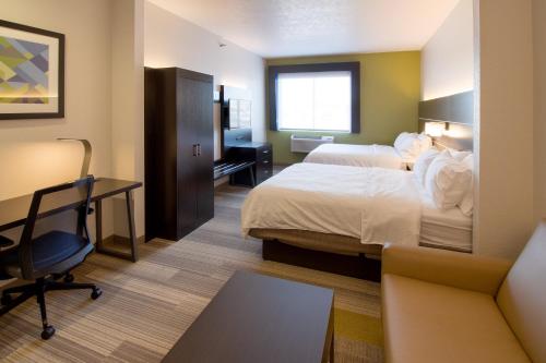 Postel nebo postele na pokoji v ubytování Holiday Inn Express & Suites Le Mars by IHG