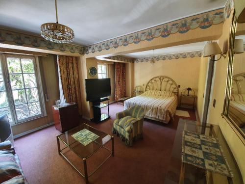 a hotel room with a bed and a television at Hotel Foresta in Santiago