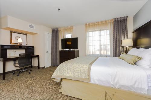 Ένα ή περισσότερα κρεβάτια σε δωμάτιο στο Staybridge Suites Grand Forks by IHG
