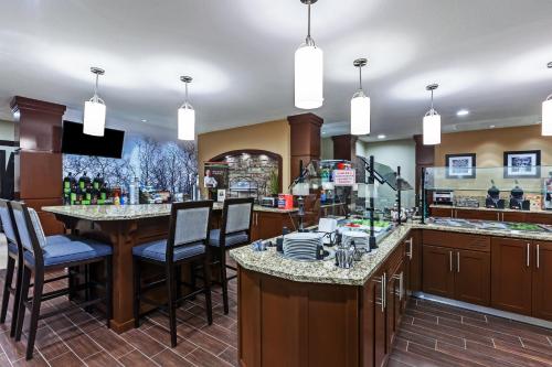Kuchyň nebo kuchyňský kout v ubytování Staybridge Suites Fort Worth Fossil Creek by IHG