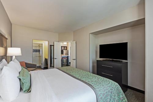 TV a/nebo společenská místnost v ubytování Staybridge Suites Fort Worth Fossil Creek by IHG