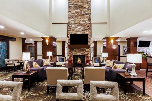 TV a/nebo společenská místnost v ubytování Staybridge Suites Fort Worth Fossil Creek by IHG