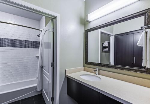 Koupelna v ubytování Staybridge Suites Fort Worth Fossil Creek by IHG