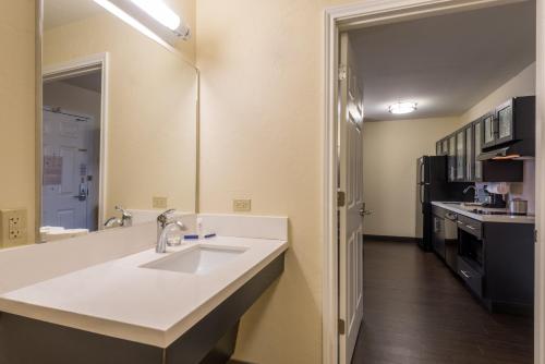 Kuchyň nebo kuchyňský kout v ubytování Candlewood Suites Del City by IHG