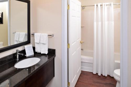 Et badeværelse på Staybridge Suites Sioux Falls at Empire Mall, an IHG Hotel