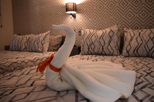 a swan made out of towels on a bed at El Suburbio - Morelos Sur in Morelia