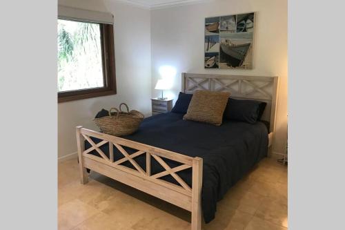 Byron Bay hinterland house - amazing sunset views! في Myocum: غرفة نوم بسرير وملاءات زرقاء ونافذة