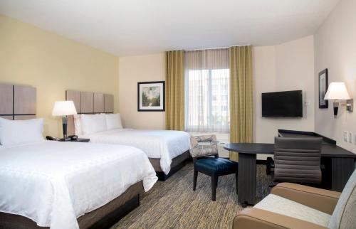 Кровать или кровати в номере Candlewood Suites - Miami Exec Airport - Kendall, an IHG Hotel