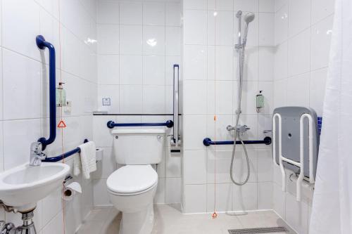 Bathroom sa Holiday Inn Express Edinburgh – Royal Mile, an IHG Hotel
