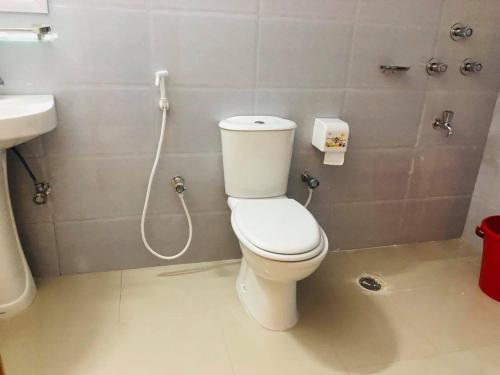 bagno con servizi igienici e lavandino di Hotel Golden Hill a Cox's Bazar