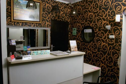 a room with a mirror and a counter in a room at Bantal Guling Trans in Bandung