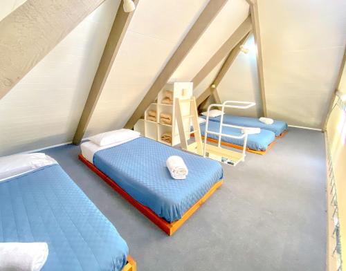 En eller flere senge i et værelse på Kellys Beach Resort