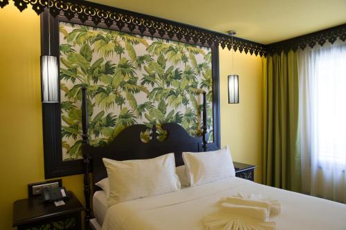 
A bed or beds in a room at Villa Delisle Hôtel & Spa
