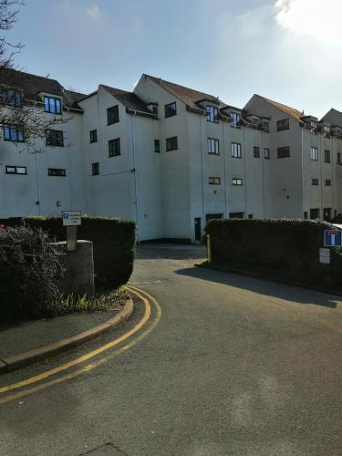 an empty street in front of a building at Ghyll Rigg in Bowness-on-Windermere