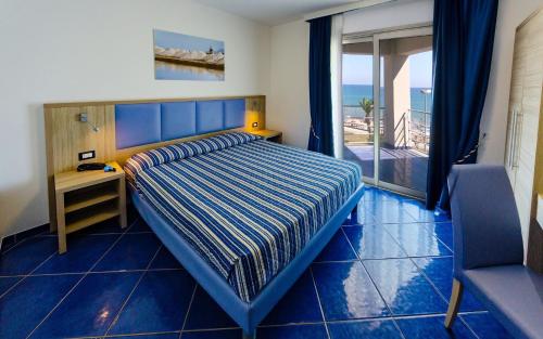 Postel nebo postele na pokoji v ubytování Astro Suite Hotel