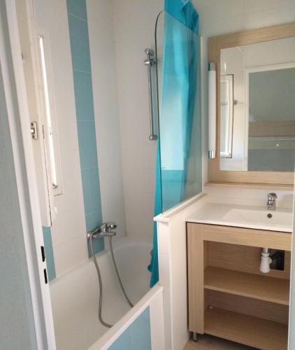 une salle de bain avec douche et lavabo dans l'établissement studio St Raphaël var côte d azur, à Saint-Raphaël