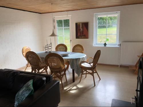 een woonkamer met een tafel en stoelen bij Ellemose Bed and Breakfast in Lemvig