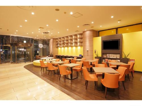 a restaurant with tables and chairs in a room at Smile Hotel Tokyo Nihonbashi in Tokyo