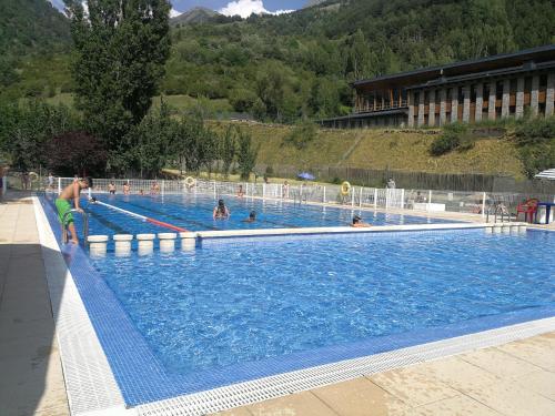 The swimming pool at or close to Atico El Mirador de Sallent