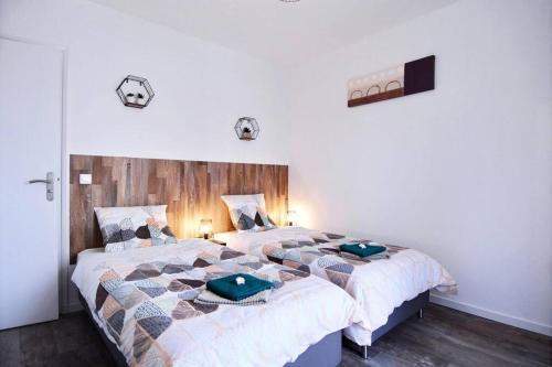 une chambre avec deux lits dans une pièce dans l'établissement Le Grand Joliette Marseille 