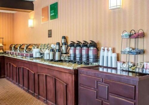 a restaurant with a counter with aasteryasteryasteryasteryasteryasteryasteryasteryastery at Howard Johnson by Wyndham Columbus State Fairgrounds I-71 in Columbus